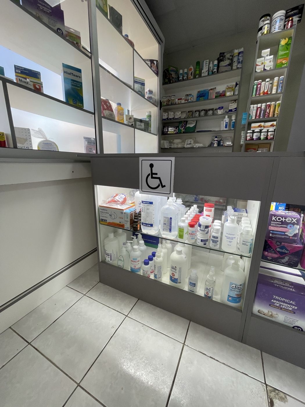 Vitrina con productos de cuidado personal